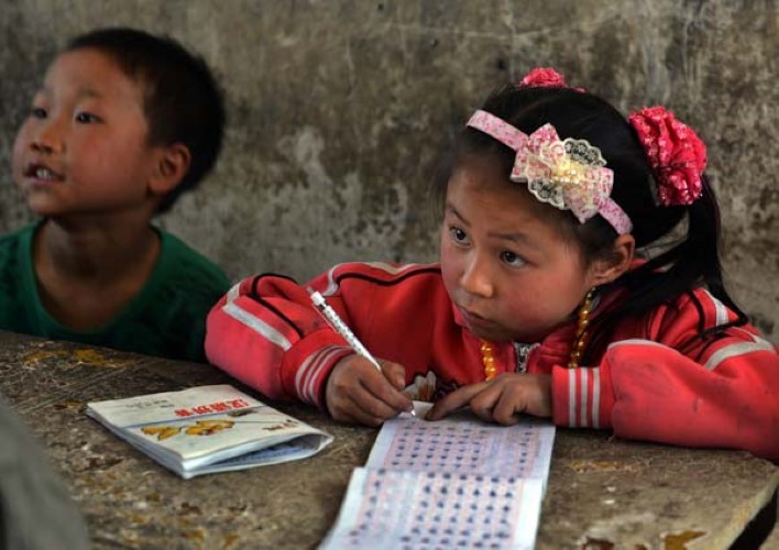 Trẻ em gái đi học tại tỉnh Quý Châu.