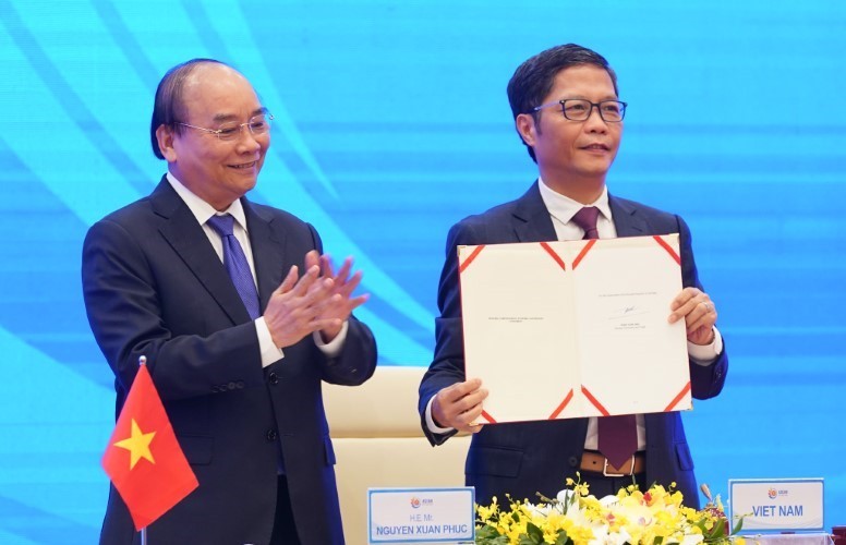 Bộ trưởng Công Thương Trần Tuấn Anh, đại diện Việt Nam, ký Hiệp định RCEP trước sự chứng kiến của Thủ tướng Nguyễn Xuân Phúc. Ảnh:chinhphu.vn