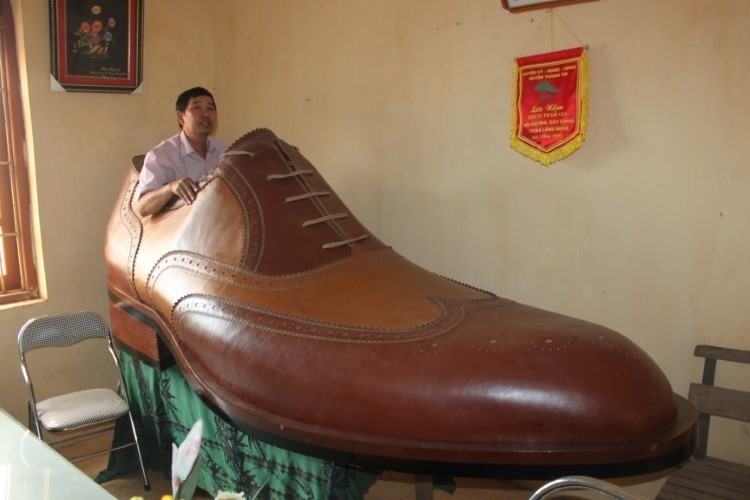 10 thợ giỏi làm trong 3 tháng mới xong chiếc giày da lớn nhất Việt Nam. 