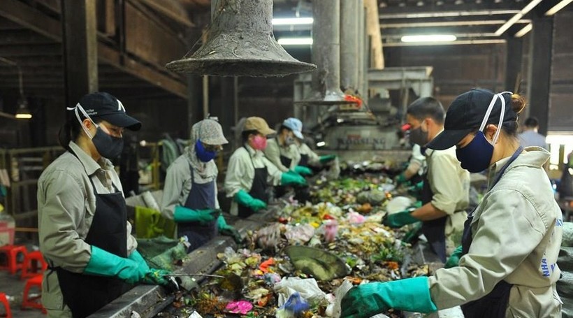 Công nhân nhà máy xử lý rác thải rắn đang phân loại rác tại nhà máy.