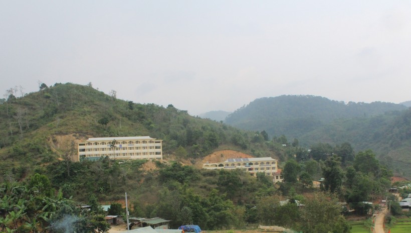 Phải bạt đồi để có đủ 2ha mặt bằng xây dựng Trường THPT Võ Chí Công (Tây Giang). 