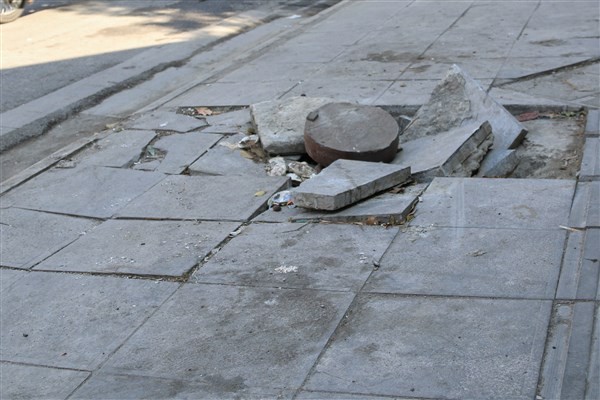 Tại đường Nguyễn Trãi (quận Thanh Xuân), một số chỗ đứt gãy, hư hỏng nặng. Ảnh: INT