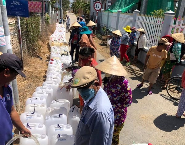 Người dân tỉnh Tiền Giang xếp hàng nhận nước ngọt trong mùa hạn, mặn năm 2020. 
