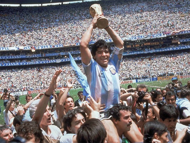 Maradona cùng đội tuyển Argentina vô địch World Cup 1986 và ông còn đoạt giải Cầu thủ xuất sắc nhất.
