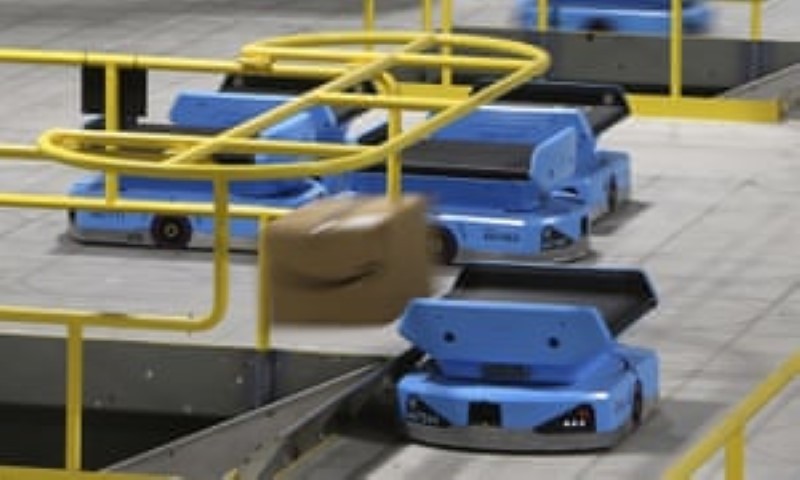 Robot vận chuyển hàng hóa trong kho của Amazon.