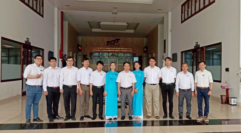 TS Lê Thị Cẩm Tú và các đồng nghiệp tại TDTU. Ảnh: NVCC