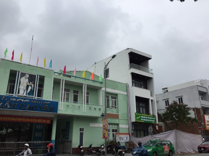 Công trình xây dựng nhà ở số 217 – 219 Lê Duẩn đã khiến nhà 215 bị nứt lún, ảnh hưởng đến an toàn trường học của Trường Tiểu học Trần Cao Vân. 