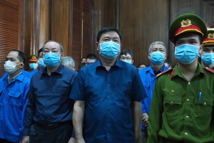 Bị cáo Đinh La Thăng (thứ 2 từ phải qua), Nguyễn Hồng Trường cùng các bị cáo tại phiên tòa sơ thẩm ngày 14/12. Ảnh: TG