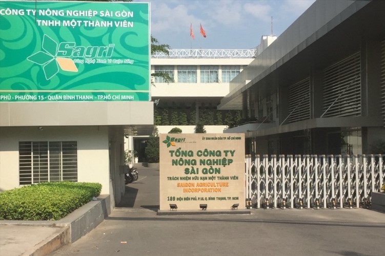 Công ty TNHH MTV Cây trồng TPHCM, thành viên của Tổng Công ty Nông nghiệp Sài Gòn có nhiều vi phạm trong việc quản lý đất đai (ảnh to). Công ty Bò sữa TPHCM có nhiều sai phạm, lỏng lẻo trong quản lý đất được giao (ảnh nhỏ).