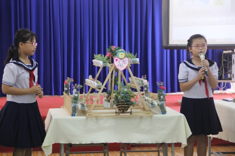 Học sinh tiểu học tại TPHCM tự tin thuyết trình về mô hình “Vườn rau sạch tại trường”. 	Ảnh: P.Nga