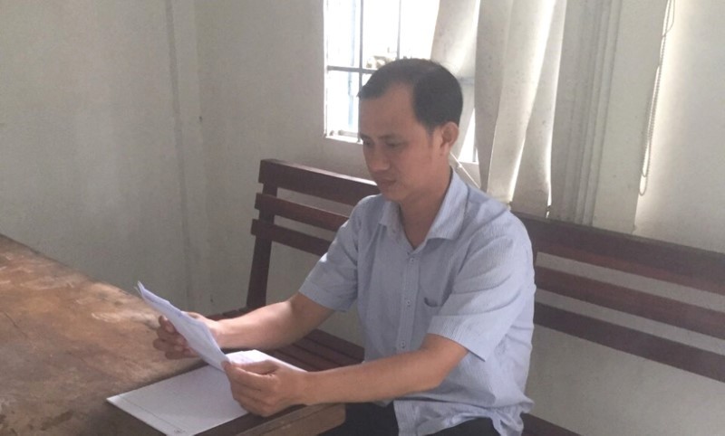 Công an tiến hành lệnh bắt ông Lê Văn Trứ, Phó Giám đốc Văn phòng đăng ký đất đai quận Bình Thủy.