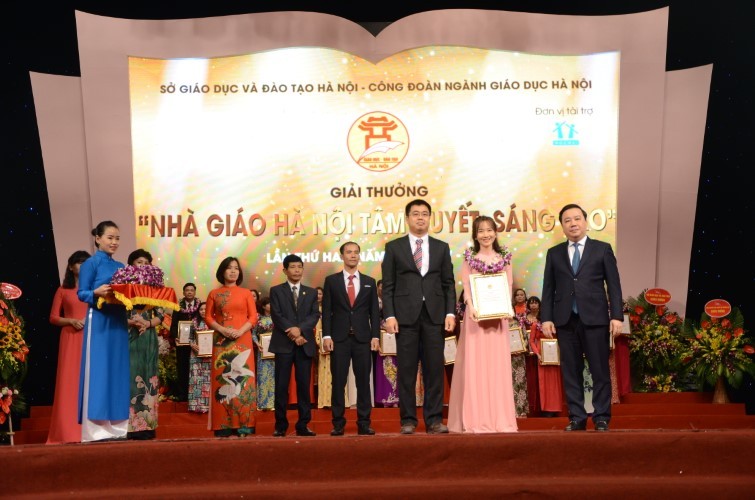 Cô Dương Thị Trang đón nhận danh hiệu Nhà giáo Hà Nội tâm huyết sáng tạo.