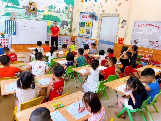 Tăng cường cơ sở vật chất trường lớp trong quá trình triển khai “xây dựng trường mầm non lấy trẻ làm trung tâm”. Cô và trò HS Trường MN Việt Hà (thành phố Lào Cai - Lào Cai).	Ảnh: NTCC