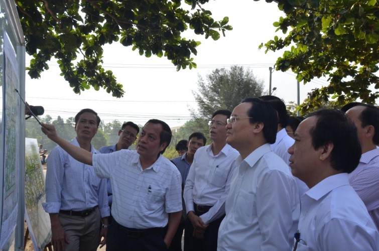 Khu đô thị đại học là một trong những dự án giáo dục - đào tạo trọng điểm kêu gọi đầu tư của Đà Nẵng trong giai đoạn 2020 – 2025. (Trong ảnh: Bộ trưởng Bộ GD&ĐT Phùng Xuân Nhạ và đoàn công tác kiểm tra tiến độ triển khai dự án Khu đô thị đại học).