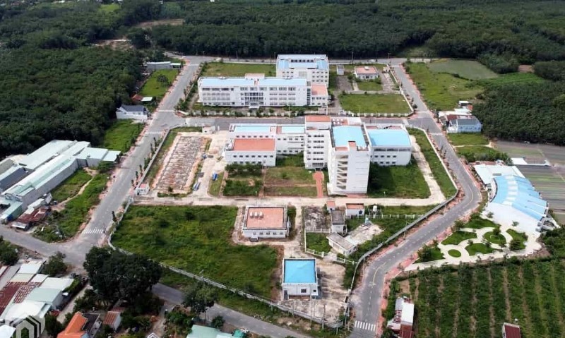 Hai bệnh viện tại thị xã Tân Uyên đang bị bỏ hoang.