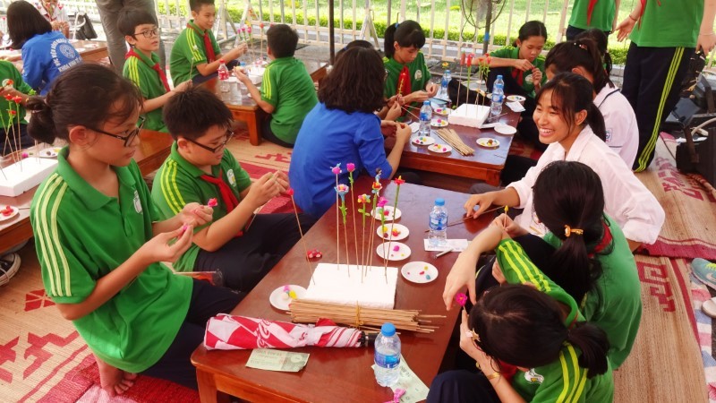 Học sinh Thủ đô Hà Nội trải nghiệm tìm hiểu di sản văn hóa địa phương tại Hoàng thành Thăng Long.