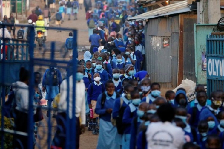 Học sinh xếp hàng, đợi đo thân nhiệt trước cổng Trường Tiểu học Olympic, Kenya.