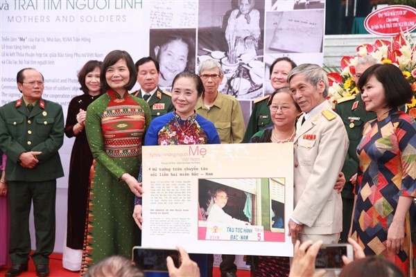Nghệ sĩ nhiếp ảnh Trần Hồng trao tặng 90 bức ảnh về Mẹ Việt Nam cho Bảo tàng Phụ nữ Việt Nam tháng 10/2020.