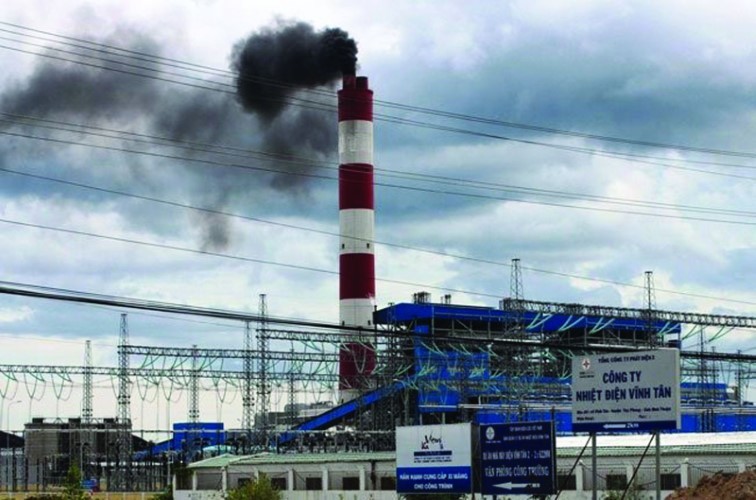 Cột khói tại nhà máy nhiệt điện Vĩnh Tân. Ảnh: IT