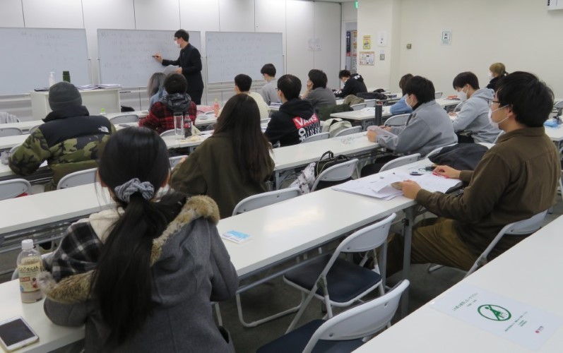 Sinh viên Trung Quốc ôn luyện cho kỳ thi đại học Nhật Bản tại Học viện Coach, thủ đô Tokyo.