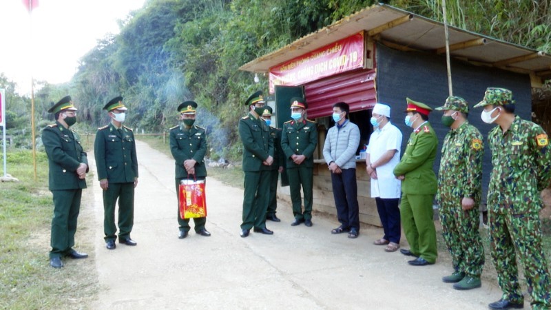 Lãnh đạo Bộ Chỉ huy Biên phòng tỉnh Thanh Hóa thăm, động viên cán bộ, chiến sĩ đang làm nhiệm vụ ở biên giới.