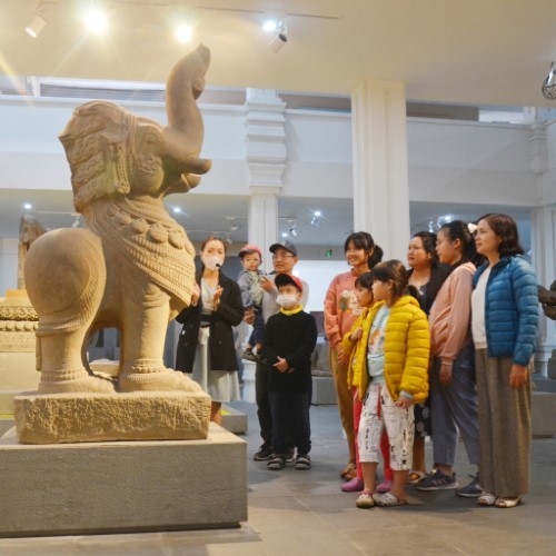 Du khách tham quan tại Bảo tàng Điêu khắc Chăm Đà Nẵng. Ảnh: Hòa Bình