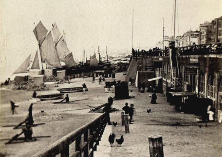 Bãi biển Brighton vào những năm 1930, thời điểm xảy ra những vụ án mạng. 