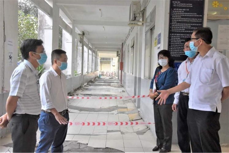 Đoàn giám sát của HĐND TPHCM kiểm tra thực trạng xuống cấp tại Bệnh viện.