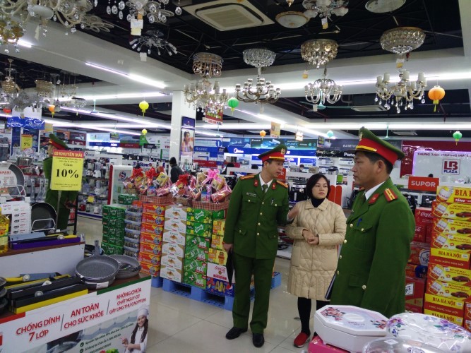 Công an huyện Thường Tín kiểm tra công tác phòng chống cháy nổ tại siêu thị.