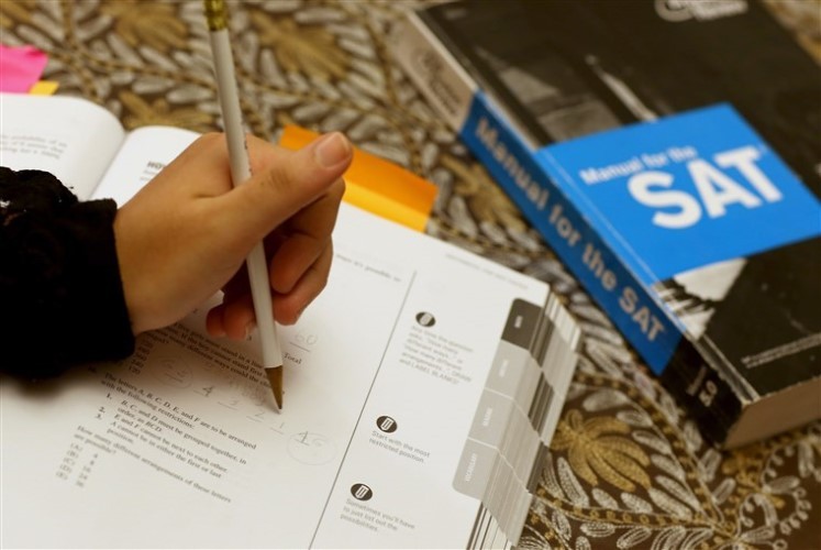 Hủy thi viết luận và môn tự chọn trong kỳ thi SAT
tại Mỹ.