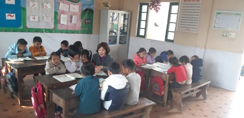 Cô giáo Bùi Thị Thuyên (ở giữa) ân cần chỉ bảo học sinh học bài. Ảnh: NVCC