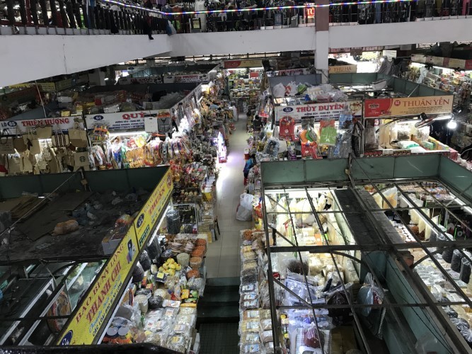 Chợ Hàn khá vắng khách trong dịp cận Tết Nguyên đán. 