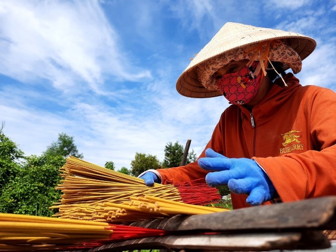 Bà Nguyễn Thị Mỹ Lệ đã gắn bó với nghề làm nhang đã gần 25 năm.