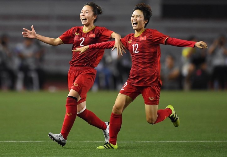 Hải Yến (12) và đồng đội ăn mừng bàn thắng vào lưới đội tuyển Thái Lan trong trận chung kết SEA Games 30.