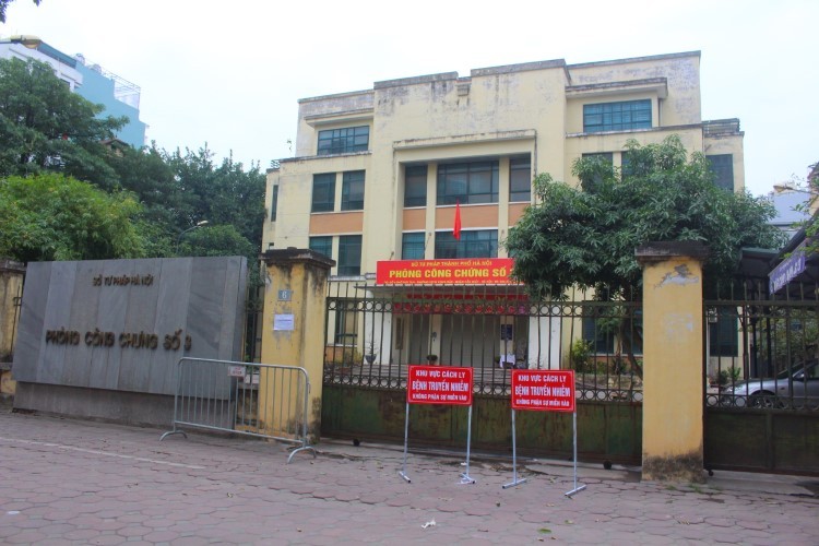 Cơ quan chức năng đã tạm phong tỏa Phòng công chứng số 3 trên phố Duy Tân.