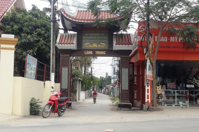 Làng Trung, xã Vĩnh Thịnh – nơi có chùa Hoa Long, đền thờ Trần Khát Chân là Di tích Quốc gia. 