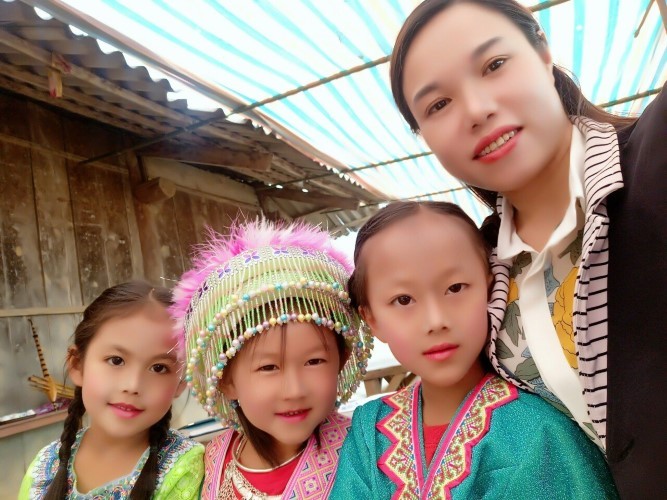 Cô Trần Thị Quý cùng các học trò vùng cao trong phút ngẫu hứng.