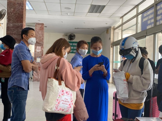 Hành khách được hướng dẫn khai báo y tế online trước khi lên tàu tại Ga Đà Nẵng.