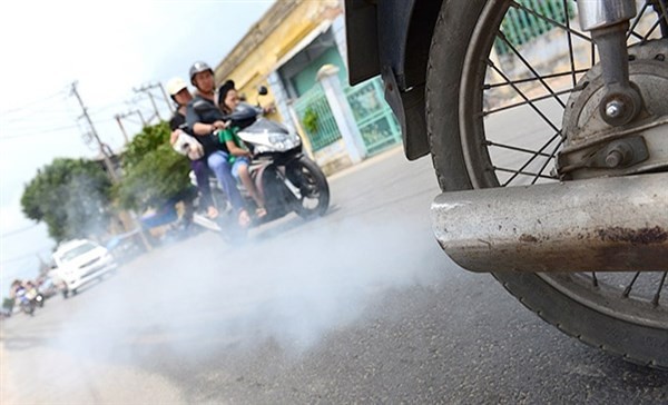 Lượng khí thải từ xe máy cũ khiến môi trường bị ô nhiễm nặng.