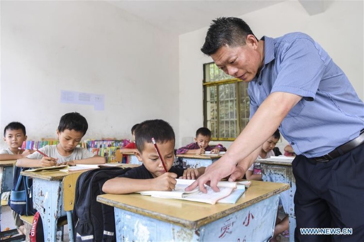 Giáo viên Trung Quốc không được giao BTVN quá sức cho học sinh.