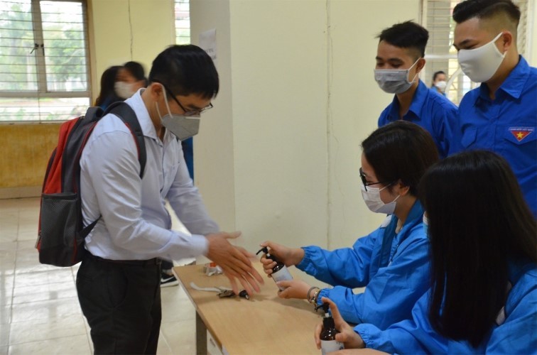 Sinh viên Trường ĐH Công nghiệp Dệt may Hà Nội rửa tay sát khuẩn trước khi vào học. 	Ảnh: NVCC
