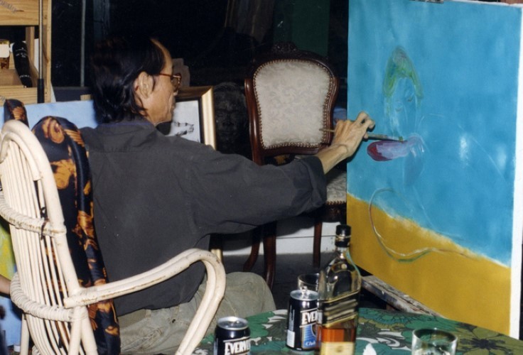  Nhạc sĩ Trịnh Công Sơn đang vẽ một bức chân dung. 	 Ảnh: Tư liệu gia đình