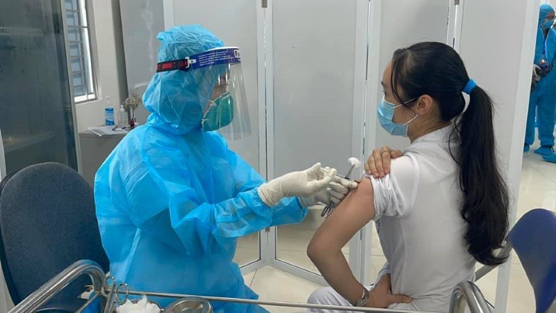 Nhân viên y tế tại Bệnh viện Bệnh Nhiệt đới Trung ương được tiêm vắc-xin Covid-19 của AstraZeneca ngày 8/3. 