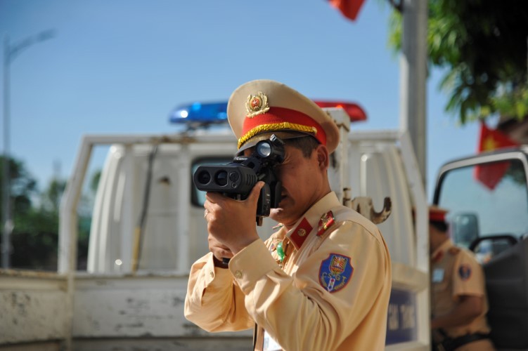 Lực lượng CSGT Nghệ An làm nhiệm vụ tuần tra kiểm soát trên QL 1A.