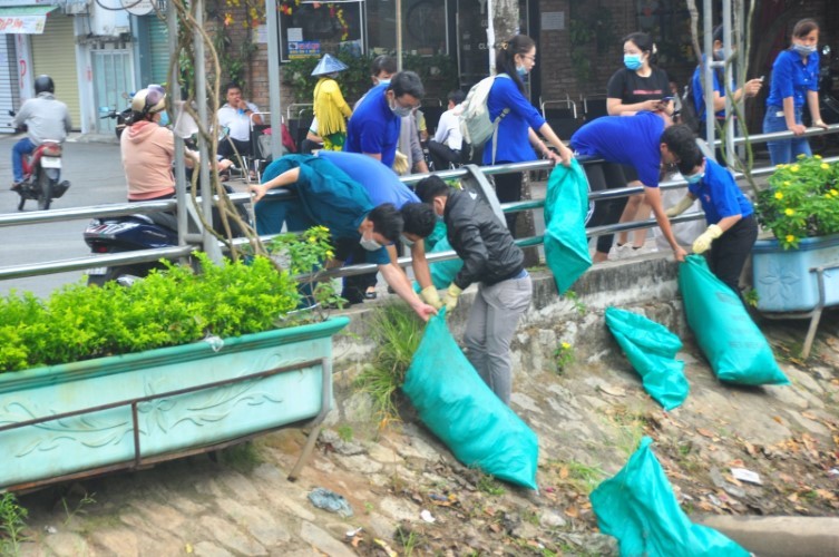Đoàn viên thanh niên TP Cần Thơ tham gia vệ sinh môi trường trên kênh rạch.    