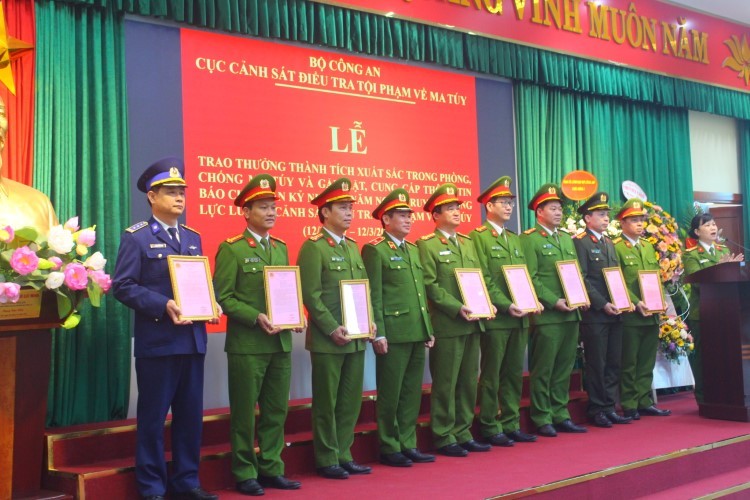 Thiếu tướng Nguyễn Văn Viện trao khen thưởng cho cá nhân, tập thể có thành tích xuất sắc.