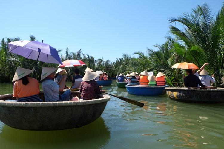 Du khách tham quan rừng dừa 7 mẫu ở Hội An (tỉnh Quảng Nam). Ảnh tư liệu