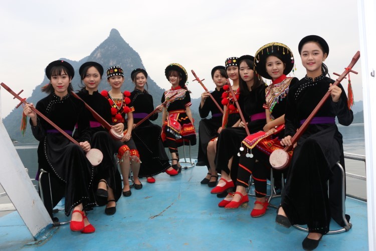 Nhiều bạn trẻ biết hát Then, chơi đàn Tính từ lớp của thầy Sơn tham gia biểu diễn phục vụ du lịch tại địa phương.