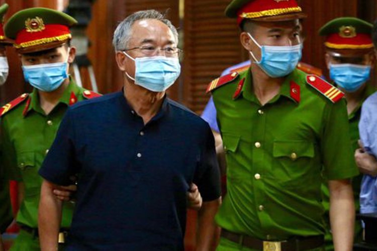 Ông Nguyễn Thành Tài được áp giải ra phiên tòa.