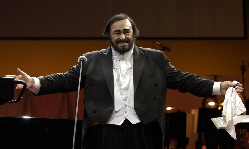 Pavarotti luôn cầm chiếc khăn tay trắng khi biểu diễn trên sân khấu.